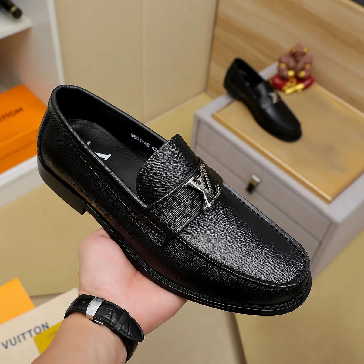 Men's shoes 460 💰 Louis Vuitton LV ® 🆕 model 🔛 full shoe counter, first layer cowhide, 🐂leather lining casual shoes for men, super soft outsole, a must-have for driving. Synchronized with the counter, original first layer cowhide, completely 1:1 mold customization 🌹 top version, color optional! Number: 38-44 (45.46 customized)